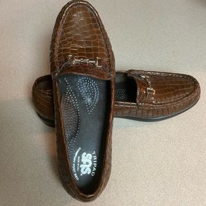 SAS Tripad 8.5N brown crocodile patent like horse bit loafers; preowned